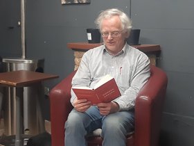 Michael Droste, Schatzmeister des Kreisverbandes Rhein-Sieg und Mitglied des Rates der Stadt Königswinter, liest aus "Die Meerjungfrau"